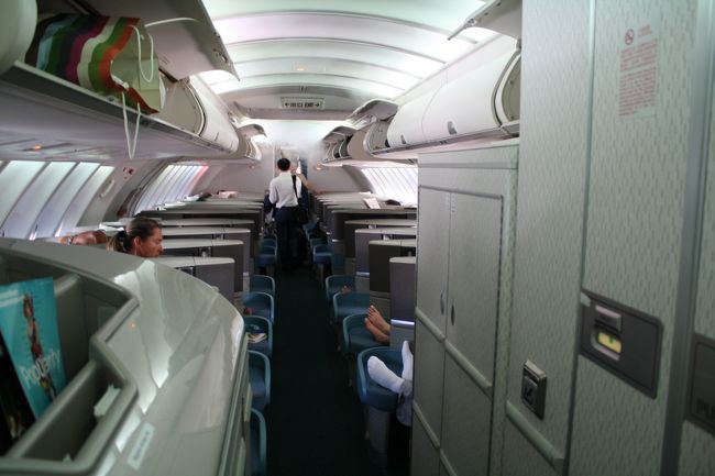 話は飛びまして最終日。セントレア行きに乗るためにチェックインをしたところ、「本日はあいにく満席でして・・・」とのこと。（１）羽田行Ｃクラス振替、（２）品川でホテル１泊、（３）名古屋までの新幹線代、（４）キャッシュで１０００香港ドル、（５）１年間有効のアップグレード券（１セグメント）、以上の条件提示。応募するかどうかというよりも、「アンタにはこれ全部あげるから羽田に行きなさい。もう出発するよ！」という感じで選択の余地なく羽田行き決定。明日仕事なんですけど。写真は搭乗した７４７−４００のアッパーデッキ。