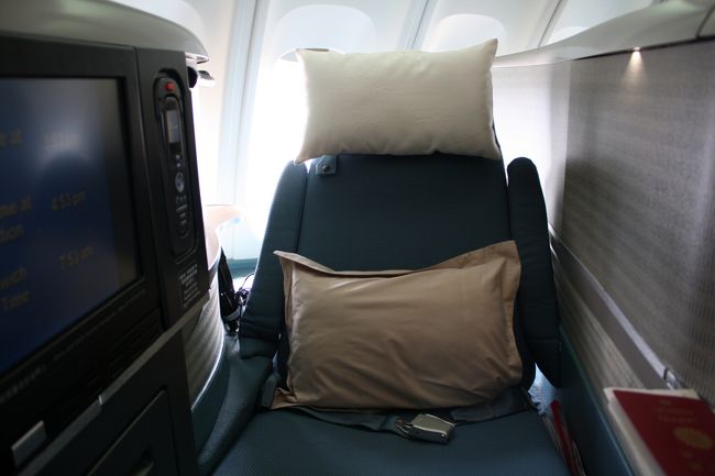 後で知ったのですが、キャセイは既に新型のシートに切り替えているようで、これは古いタイプなんですね。それでもフルフラットとは。幅は狭いですが、プライバシーを十分配慮したシートです。