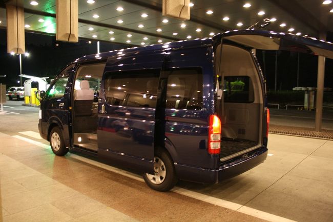 空港からホテルへはキャセイが用意してくれたタクシーで移動。私を含め振替客は４名でした。