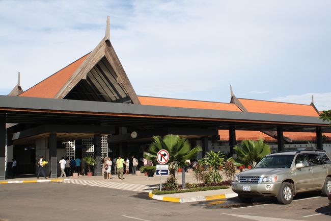 約２時間で空港に到着。他からの到着便もなく、スムーズに入国。