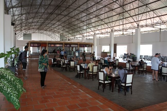 内部の様子。アジア料理と売店のみ営業中。カンボジアとは思えない価格設定。どうもこの施設は当初の見込みが外れたようで、洋食部門や両替などは完全にクローズしてました。