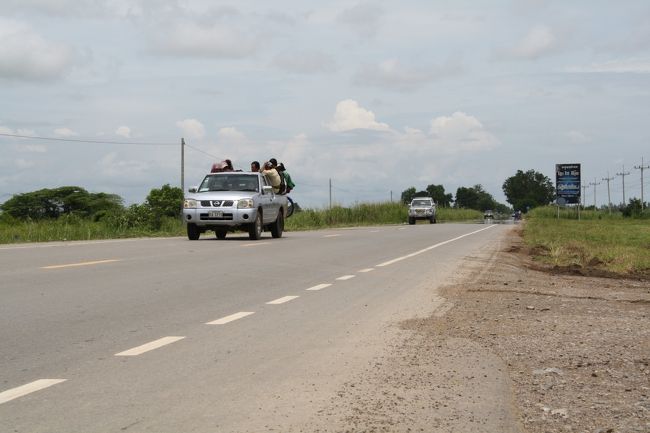 インターネットで事前に調べた情報では、まだカンボジア側は舗装がされてないということでしたが、それはもう昔の話となったようです。