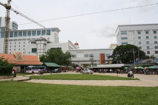 シェムリアップを出て４時間後、ポイペトの国境に着きました。<br />イミグレは結構混んでいて、出入国合わせて１時間ちょっと。逆にタイからカンボジアとなると到着ビザが必要な客が多いので、もっと時間がかかるでしょう。