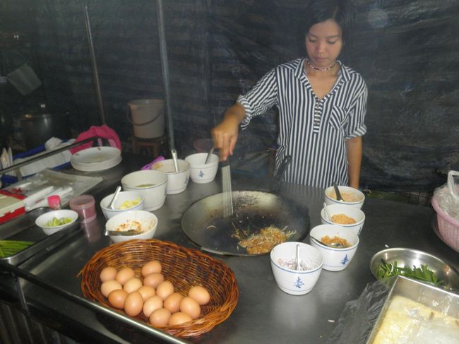 調理する女の子