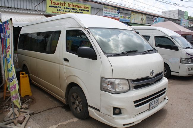 タイ側に移ったら、バスを乗り換え。<br />なぜかマイクロバスが２台。話がおかしいじゃん。