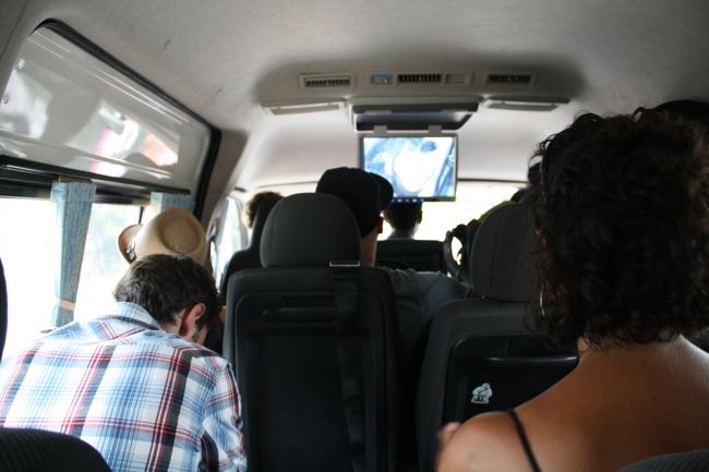 狭い車内で３時間以上。