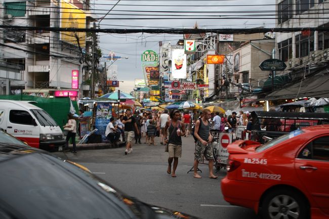 バスは客の希望とは無関係に渋滞の中をカオサン付近まで突き進んで行き、ようやく６時過ぎに到着しました。