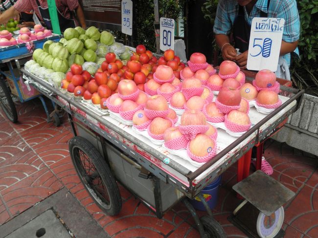 果物類は豊富です。その場でジュースにもしてくれます。