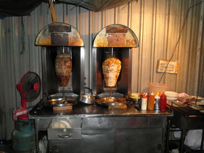 最後に、ケバブです。右はチキン、左はビーフ。タイは本当に屋台料理がおいしいですね。レストランもいいですが、屋台こそタイの”ニオイ”を感じます。ぜひ、また食べタイです。