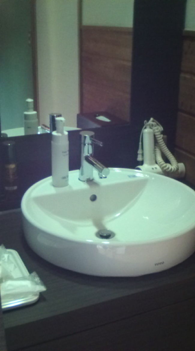 安い部屋だから…と期待していなかったので、<br />洗面台も新しい感じで好感度アップ↑↑<br />女性はこういうところ、やっぱり気にしちゃいます！<br /><br />ちなみにこのお部屋が訳ありなのは、トイレがお部屋の外にあるのと、お風呂が無いから。トイレは部屋を出て目の前にあるんですけどね。