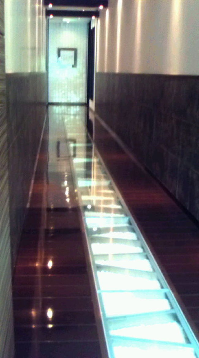 ヒノキの温泉でひとっ風呂あびて、<br />楽しみな夕食です☆<br />女一人旅で、いつも困るのは夕食。<br />でも今回は、一人で豪華にコース料理だもんね！<br />オーベルジュって言ってるくらいだから<br />美味しいのが出てくるんじゃないかしら！<br />と期待いっぱいで食事のお部屋に向かう。<br />お部屋の浴衣でいいですよ〜とのことだったので、<br />堂々と浴衣で！！<br />でも食事の部屋までの道が、おしゃれでちょっとビビる。<br /><br />