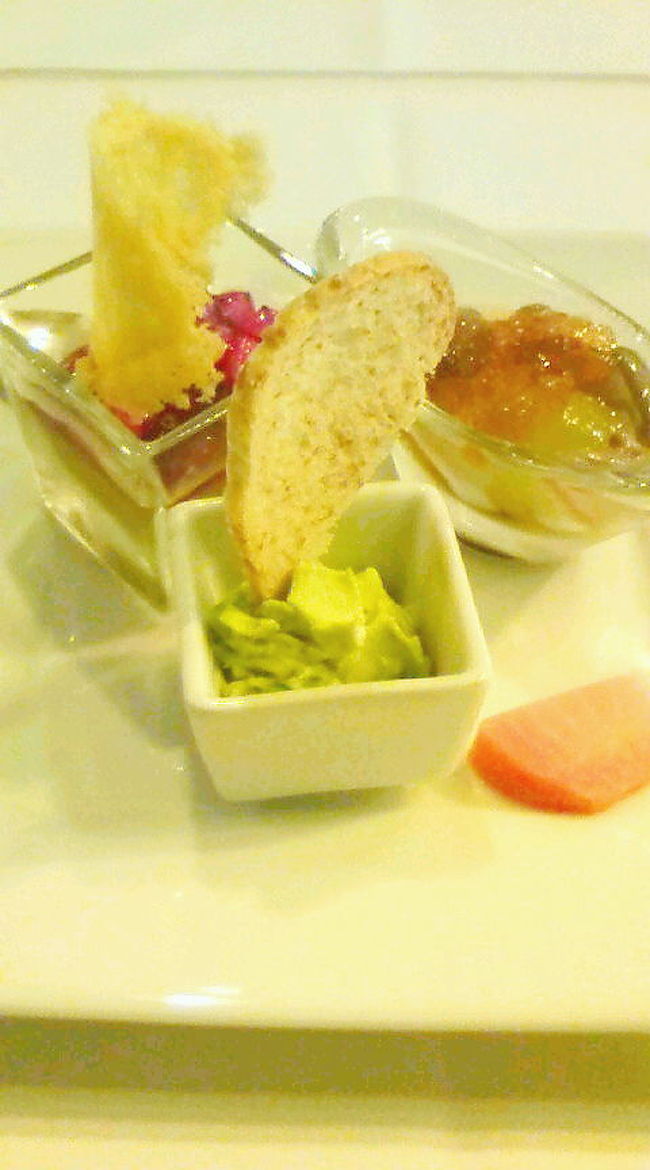 まーずは前菜♪<br />正面のピスタッチオのクロスティー二が良かったです☆