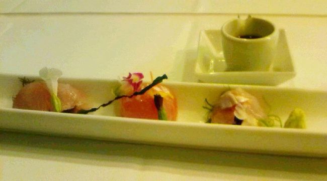 お刺身♪<br />見た目よりたっぷり乗っかってました☆<br />後ろにあるのは土佐醤油。<br />お刺身に良くあってました。<br />