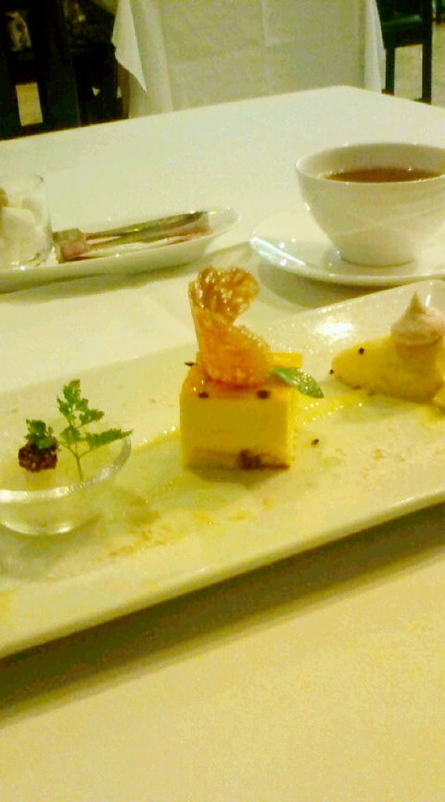デザート♪<br />デザートにも、とうもろこしやトマトなど野菜が使われていて、<br />新たな味覚の発見☆でした^^<br /><br />どのお皿も、美味しく完食！　<br />次のお料理が出てくるタイミングもバッチリで<br />間をもてあまさなかったのもナイスでした☆<br /><br />写真には無いですが、美味しいワインもいただきました〜<br />合うね〜ワインが。