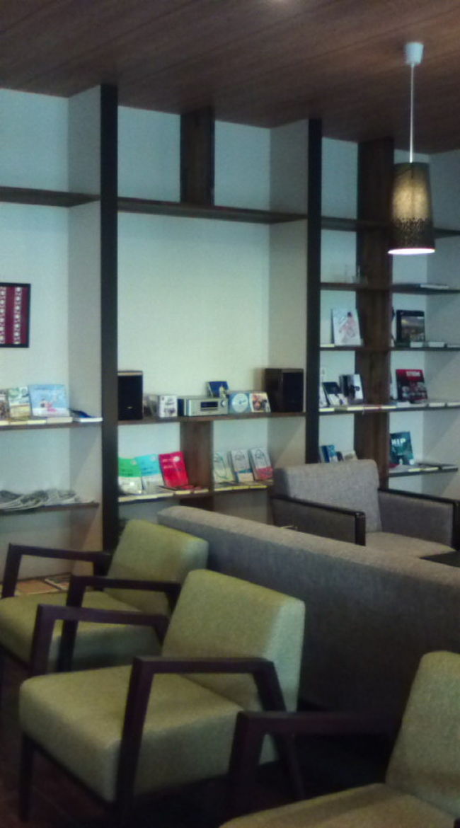 空いている時間に本を読みに行った。ライブラリースペース。<br />コーヒーやお水などがドリンクフリーで心憎い。<br />ゆったりと読書しました。<br />