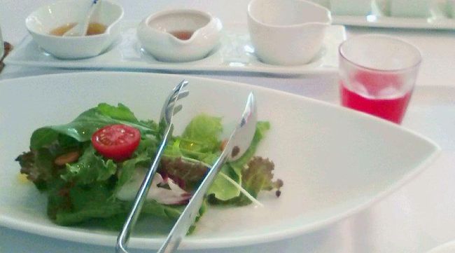 朝ごはん！チェックアウトが１１時で良かったので、<br />朝ごはんはのんびり９時にしてもらいました。<br /><br />まずはサラダとジンジャーティー