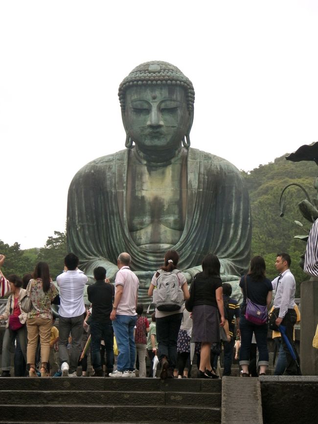 たくさんの観光客に囲まれた大仏様。<br />人と比較すると大きさがよくわかります。
