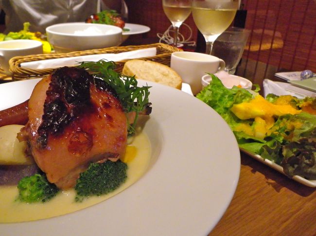 小町通りにあるレストランへ。<br />ここでは地元、鎌倉野菜を使っているそうです。<br /><br />スープに入っている炭火焼きチキンはジューシーでぷりぷり。<br />スープ、サラダともにたくさんの種類の野菜が入っていました。<br />味付けはやさしく、<br />野菜それぞれの味がよくわかりますし、<br />どれもとてもみずみずしくて、そして甘いんです！<br /><br />噂には聞いていましたが、<br />鎌倉野菜ってこんなに美味しいんだと感激してしまいました。