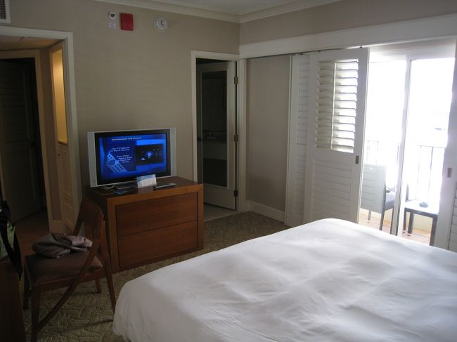 ２泊したヒルトン。コネクティングルームで、閉まったドアを通して隣の声が丸聞こえ。ベランダにはテーブルと椅子２脚があり、タバコを吸ったり水着を干したり。海に向かって側面に当たる部屋だったが、なんとかビーチを臨むことが出来た。