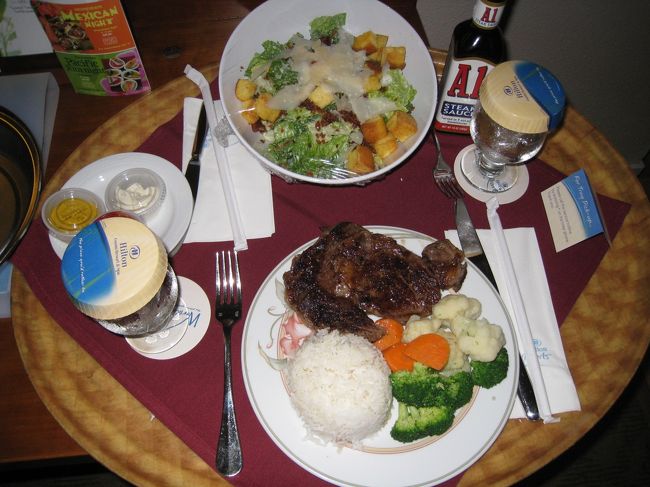ヒルトンでルームサービス。私にとっては安くもなく、味もまぁまぁ。にんじんは火が通りきっておらず、芯が残ってた。完食したけど。
