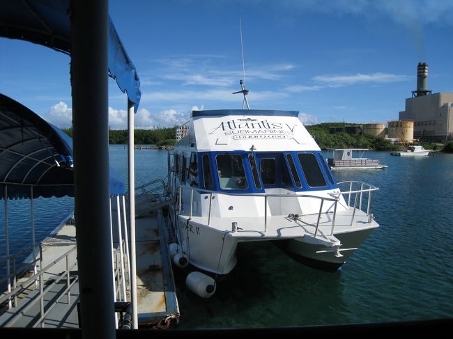 早朝、潜水艦アトランティス迄移動するボート。