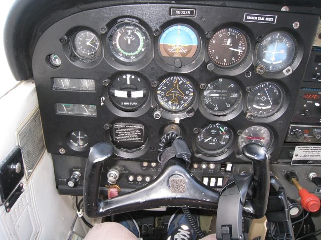 体験操縦したセスナのコクピット。私の様な、おっさん一人旅はグアムでは少数派でしょうが、そんな方には一押しのアクティビティ。国際線の滑走路を使い、インカムからは管制塔の会話が聞こえ、飛行中は自分で操縦桿を握り、飛ばしている感満点です。実際は、隣の席のインストラクターが、アクセルとラダーの調整をしてくれている様です。一人だったので、飛行中の写真を撮れなかったのが残念。