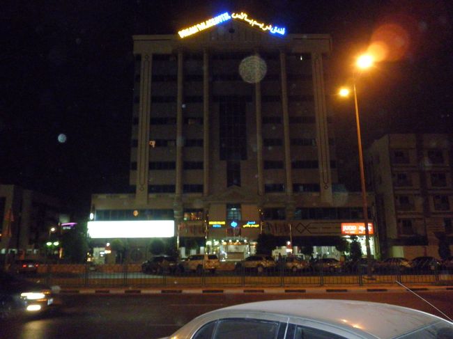 ２２：００頃、ドバイのホテルに到着です。ホテルはネットで予約してあり「ドリームパレスホテル」といいます。空港からタクシーで１５分くらいでした。デイラという地区にあります。