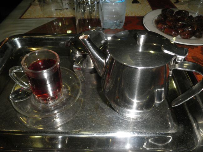 ホテル前のレストランへ行きました。サンドイッチとヨーグルトを注文。スープとパンそれから最後に写真の紅茶が出てきました。この３つは、サービスで含まれています。味も量もすばらしい。