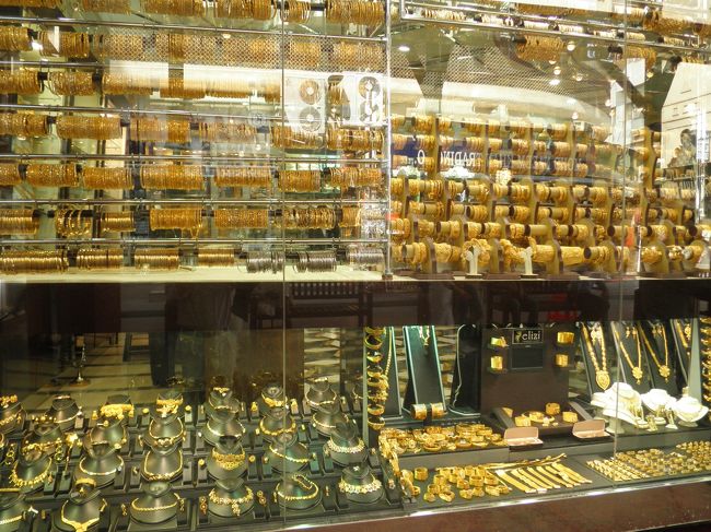 まばゆいばかりの金金金です。このような店が、何十軒と続きます。