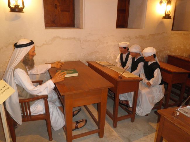 ドバイで最も古い学校「アル・マハディア・スクール」といいます。ロウ人形によって当時を再現しています。