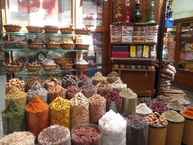 続いて、「デイラ・オールド・スーク」別名「スパイス・スーク」といいます。異様なにおいとアラブの世界をかもしだしています。サフラン・ローズマリー・バニラ・レモングラス・カレー類などもありました。う〜んいい雰囲気。