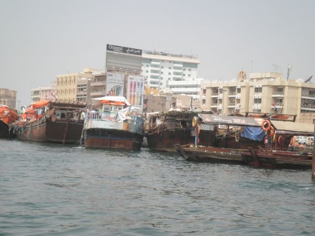 「アブラ」という、水上タクシーでクリークを渡ります。料金は１Dh(＝２１円)です。約５分。あっという間にバール・ドバイ地区に到着。