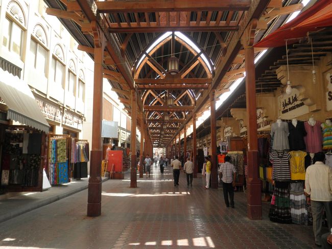 船着場から、すぐに「ドバイ・オールド・スーク」です。衣類を中心に商店街が続きます。