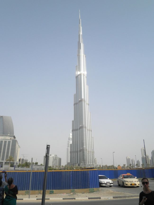 やや遠くから、「バージュ・ハイファ」を見ました。すばらしいの一言です。ドバイの象徴。そして、人類の英知ですね。やばい〜。言葉がありません。