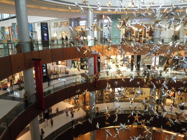 「ドバイ・モール」内です。１２００もの店舗があるようです。ゲームセンター、映画館、水族館、スケートリンクなどがあり、もちろんブランド品も豊富。ここにくれば何でもそろいます。１日中いてもいいのでは！さすが、何でもドバイです。