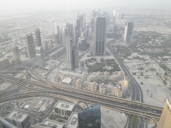 「アット・ザ・トップ」からの景色です。やや、かすんでいますがこれが大都市のあかしでしょうか？