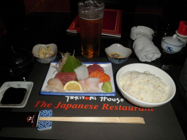 夜、我慢できずに日本食です。最近はどこの都市でも、日本食のおいしい店が多いと思います。ラマダン中のためアルコール類はは７：００解禁です。場所は、アスコットホテルの７F、日本人御用達の名店らしいです。値段も手ごろ本当においしかったです。魚はすべて、オマーン産で毎日運ばれてくるとのことです。