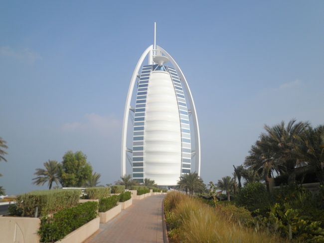 ３日目です。「バージュ・アル・アラブ」へ参ります。事前にアジアンレストランの「JUNSUI」を予約しました。入るには、そのホテルに泊まっているかレストランの予約が必要です。そうでないと、このホテルは海上にあるのですが、橋を渡ることすらできません。少し私も緊張しましたが、名前を告げると、一覧表に照会され、すぐにOKの合図が出ました。ほ〜っ、なんとか入れそうです。