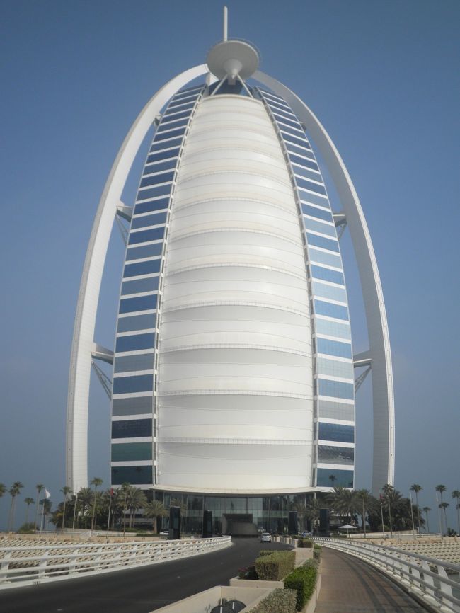 橋を渡り、徐々に憧れの７つ星ホテルが近づいてきます。感激です。