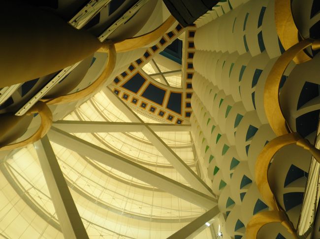 グランドフロアーからの吹き抜けを撮影しました。