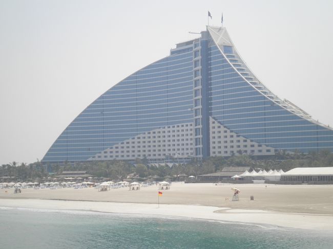 波をイメージし建てたとのこと。