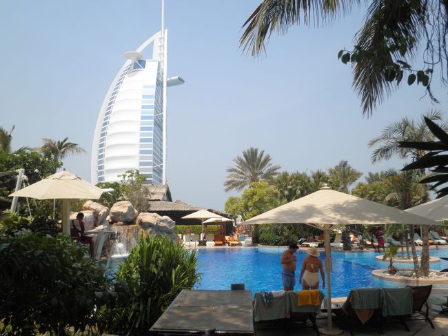 や〜、大きく広いホテルです。さすが、プールもプライベートビーチもすごい！！