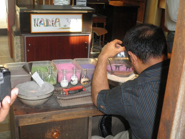 土産ものの定番の一つ、「ガラス瓶に入った砂絵」を作っている所です。職人さんに感激し、私も購入しました。(最も小さいものですが)