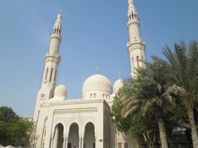 「ジュメイラ・モスク」といいます。綺麗ですね。残念ながら。朝早すぎて礼拝は行っていませんでした。