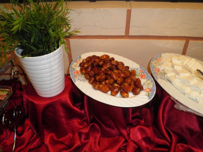 デーツです。シロップにつけたナツメヤシの実です。私もこの旅で何度か頂きました。おいしいです。