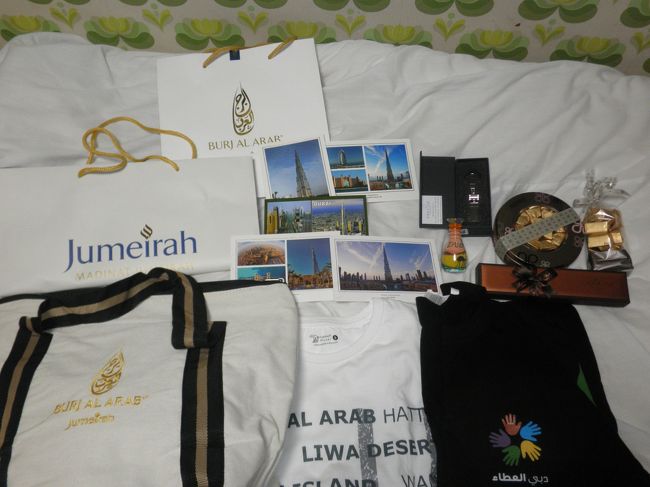 最後に購入した、お土産などです。バティールのデーツやパッチのチョコ、バージュ・アル・アラブのスイミングバック？、Ｔシャツなどです。最後までお付き合い頂きありがとうございました。とても貴重な経験です。次に行ける時をまた夢見て！ありがとうドバイ！
