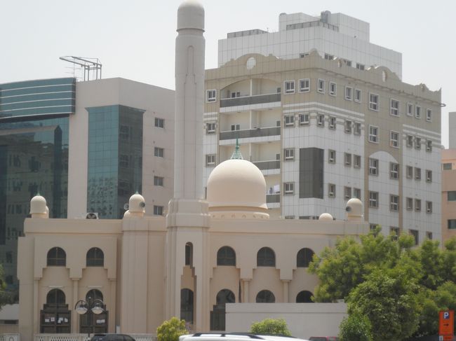 ホテル近くの小さなモスクです。朝の４：３０頃、それから夜の１１：００頃、礼拝を呼びかける放送がありました。正直この放送には、まいりました。しかし、現地の人にとって大切な礼拝、そのようなことは言ってはいけませんね。