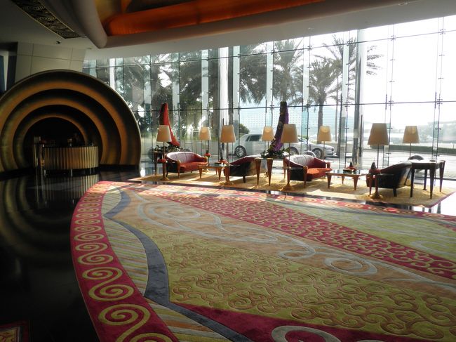 ホテル内です。足をとられそうな絨毯です。