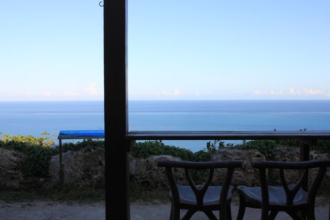 海を見ながらケーキとお茶で一休み<br />おしゃべりをしながら眺めていると<br />ゆっくり海の色、空の色が変わっていきます<br /><br />木の素材を活かした柔らかい椅子で<br />いつまででも座っていたいなと思いました