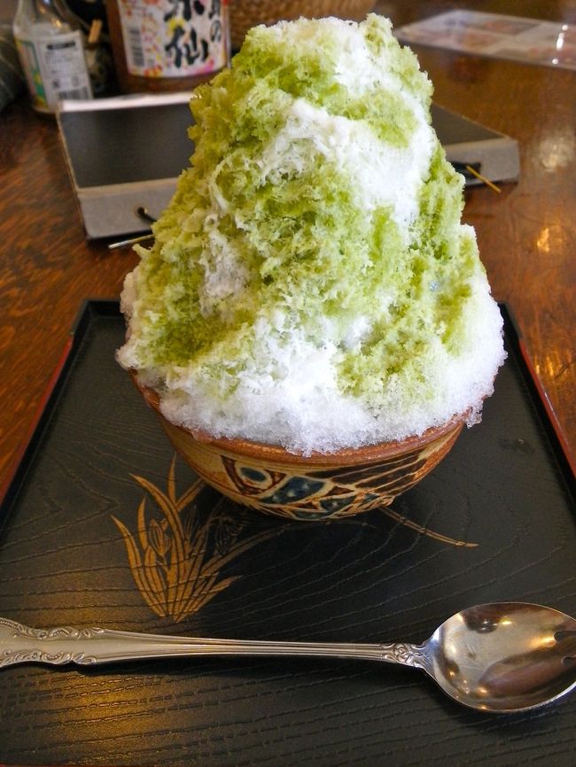 沖縄でぜんざいというと、<br />アズキが中に入ったかき氷のことを指すそうです。<br /><br />今回いただいたのは、お抹茶ぜんざい。<br />さらさらのパウダースノーのような氷の中に<br />美味しいアズキが入っています。<br /><br />ここのご主人は 日々、アズキと会話しているそう。<br />気温や湿度などの環境によってアズキの煮方などを微妙に調節して<br />こだわりのおいしさを守っているとおっしゃっていました。